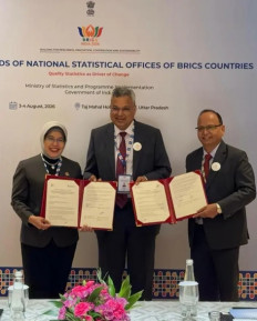 Statustics Indonesia (BPS) chief statistician Amalia Adininggar Widyasanti (left) stands next to MoSPI secretary Saurabh Garg (middle) on Aug. 4 after signing a Letter of Intent (LoI) on the sidelines of the BRICS Meeting of Heads of National Statistical Offices in Lucknow, India.
