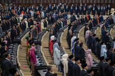 People&rsquo;s Consultative Assembly (MPR) members and cabinet ministers stand for the national anthem as they attend the annual State of the Nation address by President Prabowo Subianto, ahead of the country's Independence Day celebrations, in Jakarta on August 14, 2026. 