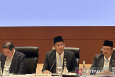 Finance Minister Purbaya Yudhi Sadewa (center) speaks at the 2027 Draft State Budget and Financial Notes press conference in Jakarta on Aug. 14, 2026.
