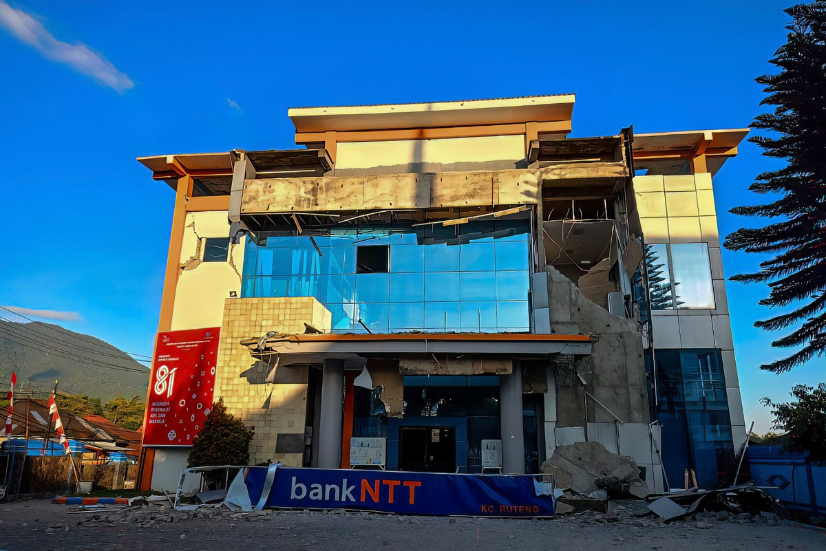 A damaged building is seen following a 7.7-magnitude earthquake in Ruteng, Manggarai, East Nusa Tenggara (NTT), on Aug. 15, 2026. A strong 7.7-magnitude earthquake struck off Flores island in NTT that triggered a brief tsunami warning and prompting hundreds to evacuate.