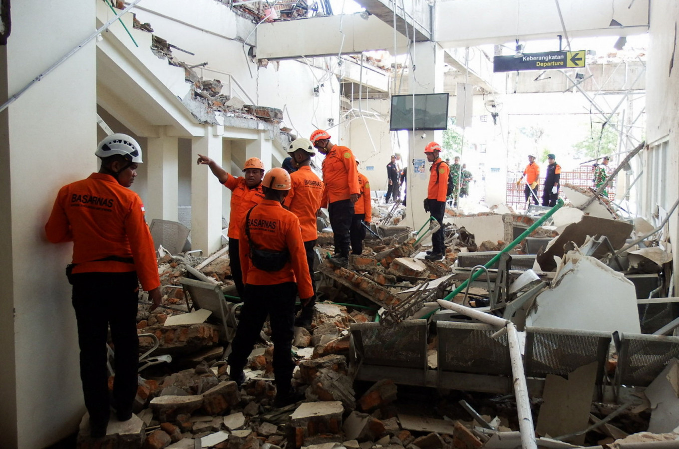 Rescuers inspect a heavily-damaged building at Laurentius Say port in Maumere, Sikka, East Nusa Tenggara (NTT) on Aug. 15, 2026 following an earthquake off the northern coast of Flores Island.