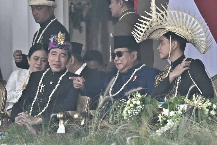 President Prabowo Subianto (center) talks with Vice President Gibran Rakabuming Raka (right) and former President Joko "Jokowi" Widodo on Monday before the ceremony commemorating the 81st anniversary of Indonesia&rsquo;s independence at the Merdeka Palace in Jakarta.