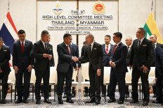 Myanmar&rsquo;s military commander-in-chief, General Ye Win Oo (center left) and Thailand&rsquo;s Chief of Defense Forces, Ukrit Boontanon (center right ) shake hands after their High-Level Committee Meeting talks at the Chatrium Grand hotel in Bangkok on August 20, 2026.