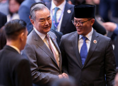 Foreign Minister Sugiono (left) shakes hands with Chinese Foreign Minister Wang Yi at the 26th ASEAN Plus Three Foreign Ministers' meeting during the 58th ASEAN Foreign Ministers' meeting and related meetings on July 10, 2025, at the Convention Center in Kuala Lumpur, Malaysia.