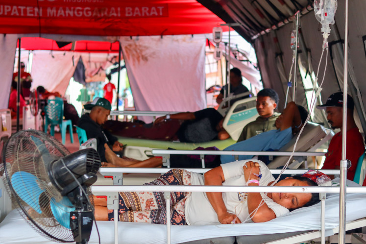 Patients receive treatment inside emergency tents at Komodo Regional Hospital in Labuan
Bajo, West Manggarai, East Nusa Tenggara, on Thursday. The hospital has set up the tents in
its courtyard as a precaution against aftershocks following a magnitude-7.7 earthquake that
struck the region on Saturday. 