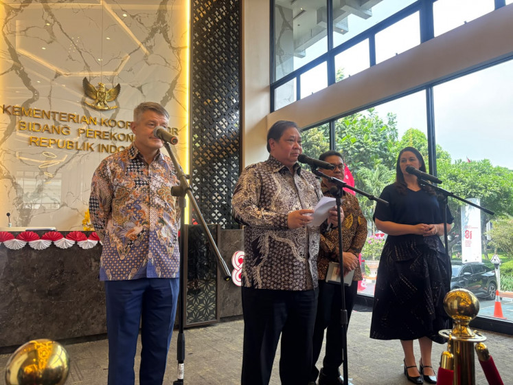 Coordinating Economy Minister Airlangga Hartarto speaks at a press conference after meeting with European Union ambassadors at the Office of the Coordinating Economy Minister in Jakarta on Aug. 21, 2026.