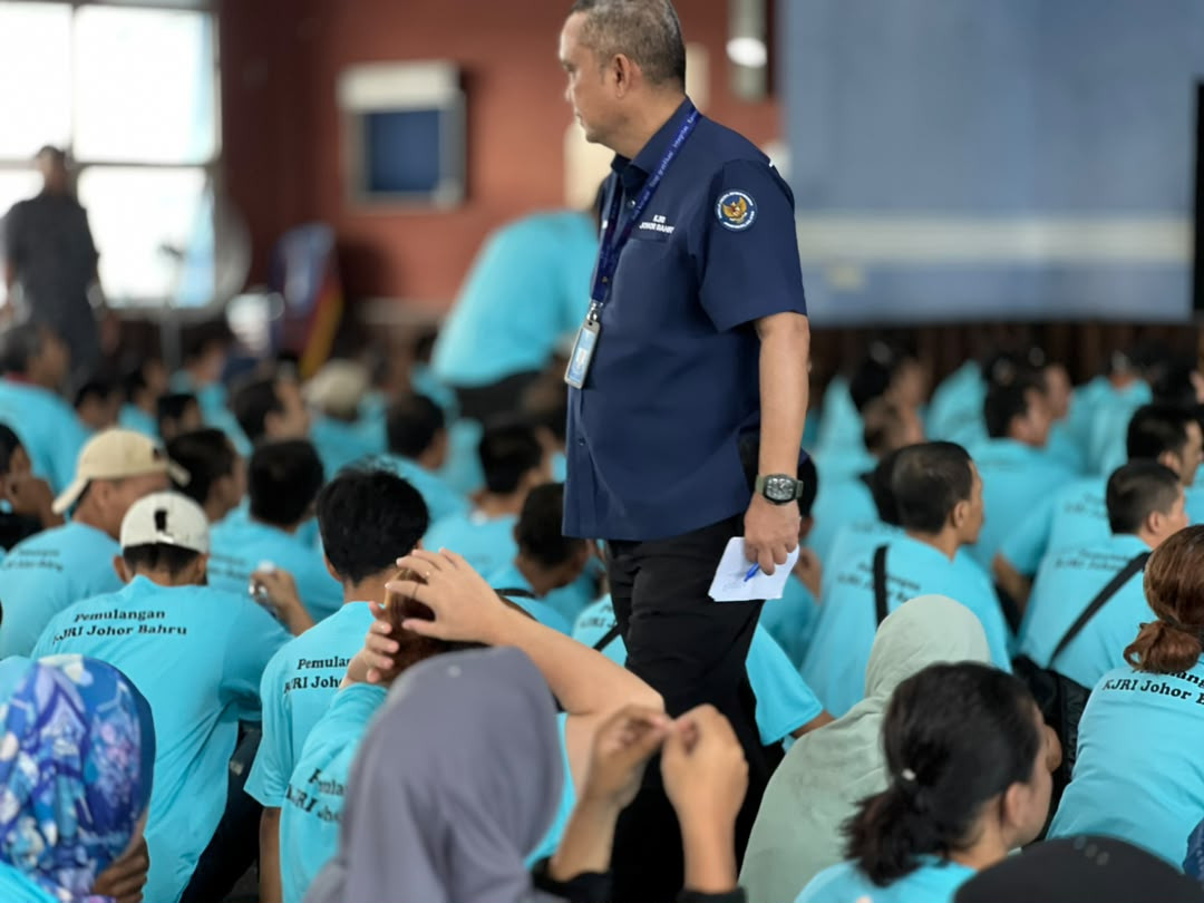 A diplomat from the Indonesian Consulate General in Johor Bahru (center) oversees 307 Indonesians who are about to be repatriated from Stulang Laut and Pasir Gudang ferry terminals on Aug. 18 in Johor Bahru, Malaysia. This year, the consulate general has repatriated 3,920 Indonesians as of July. 