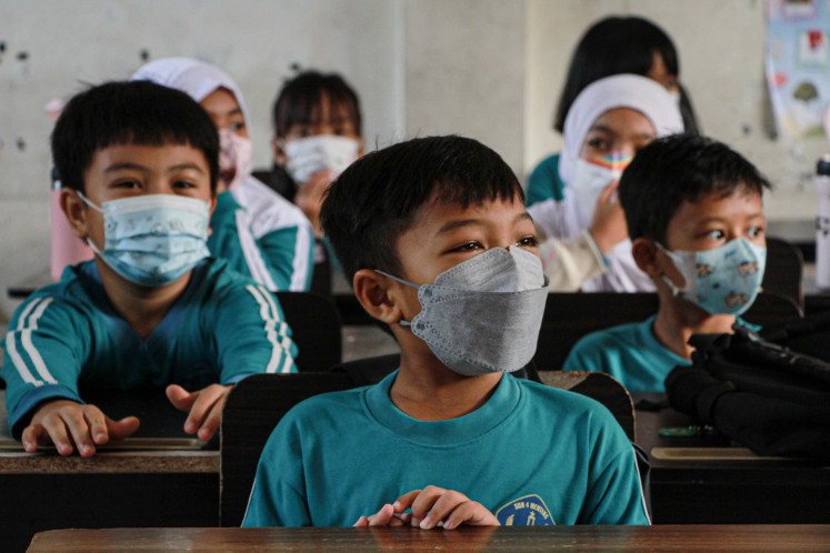 Students attend a class at a state elementary school in Palangka Raya, Central Kalimantan, on Aug. 21, 2026. The Palangka Raya Education Agency implemented measures for elementary and junior high school students, including delaying the start of classes to 8 a.m., temporarily suspending outdoor activities, requiring students to wear masks and implementing distance learning for early childhood education students due to haze from forest and land fires that had deteriorated air quality. 
