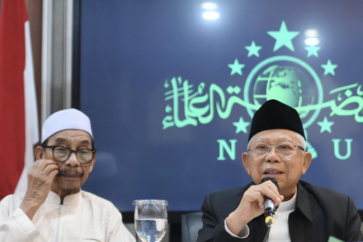 Former vice president and Nahdlatul Ulama (NU) Mustasyar (advisory council) member Ma'ruf Amin (right) speaks as he is accompanied by NU senior cleric Ali Akbar Marbun (left) on Thursday during a press briefing after a meeting between the group's senior clerics at the organization's headquarters in Central Jakarta.