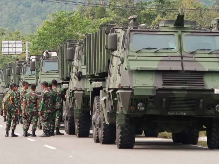 Members of the Indonesian Army gather near a line of Brazilian-made Astros II on Nov. 14, 2019, in Pian Tengah, Natuna, the Riau Islands. The self-propelled multiple rocket launchers comprise the field artillery battery of Composite Battalion 1/Gardapati based in Ranai, Natuna.