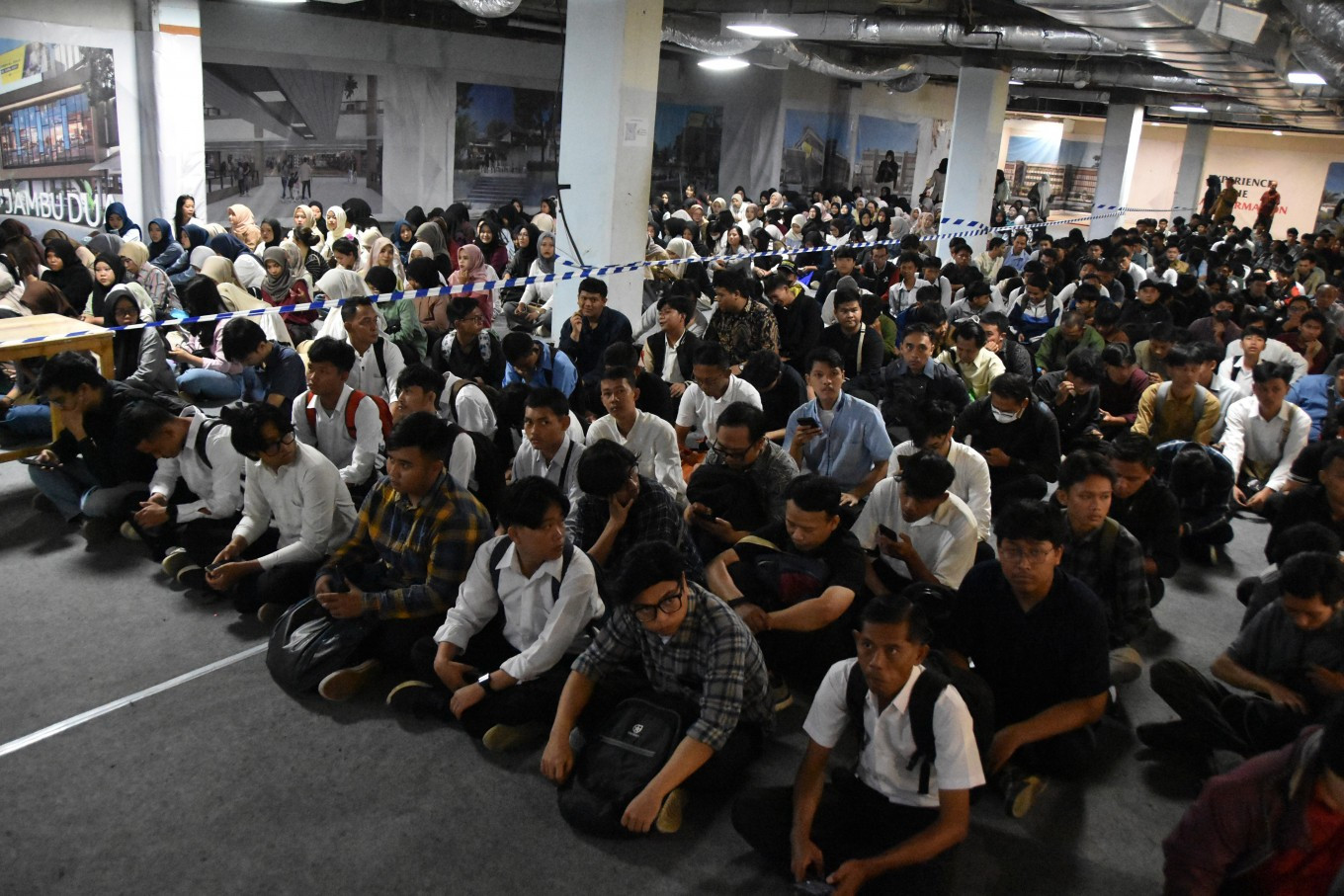 Jobseekers wait in line during the opening of the 2026 Bogor Job Fair at Plaza Jambu Dua in Bogor, West Java, on June 8, 2026.)