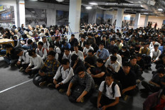 Jobseekers wait in line during the opening of the 2026 Bogor Job Fair at Plaza Jambu Dua in Bogor, West Java, on June 8, 2026.)