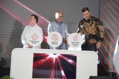 State asset fund Danantara CEO Rosan Roeslani (center) gestures on Monday during the launch of PT Danantara Sumberdaya Indonesia (DSI) alongside DSI CEO Luke Mahony (right) at the Danantara headquarters in Jakarta.