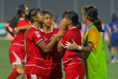 Heartbreak: Raisya Novita Amalia (second right) is comforted by her teammates on Aug. 23, 2026, after the Indonesia under-16 girls&rsquo; national team lost 0-1 to Thailand during the Srikandi Merdeka Cup final at the Supersoccer Arena in Kudus, Central Java.