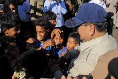 President Prabowo Subianto (right) greets residents while visiting an earthquake evacuation center at Berdikari Field in Nagekeo regency, East Nusa Tenggara, on Aug. 26, 2026. The visit was aimed at ensuring that the government&rsquo;s response and assistance for communities affected by the disaster were being carried out effectively. 