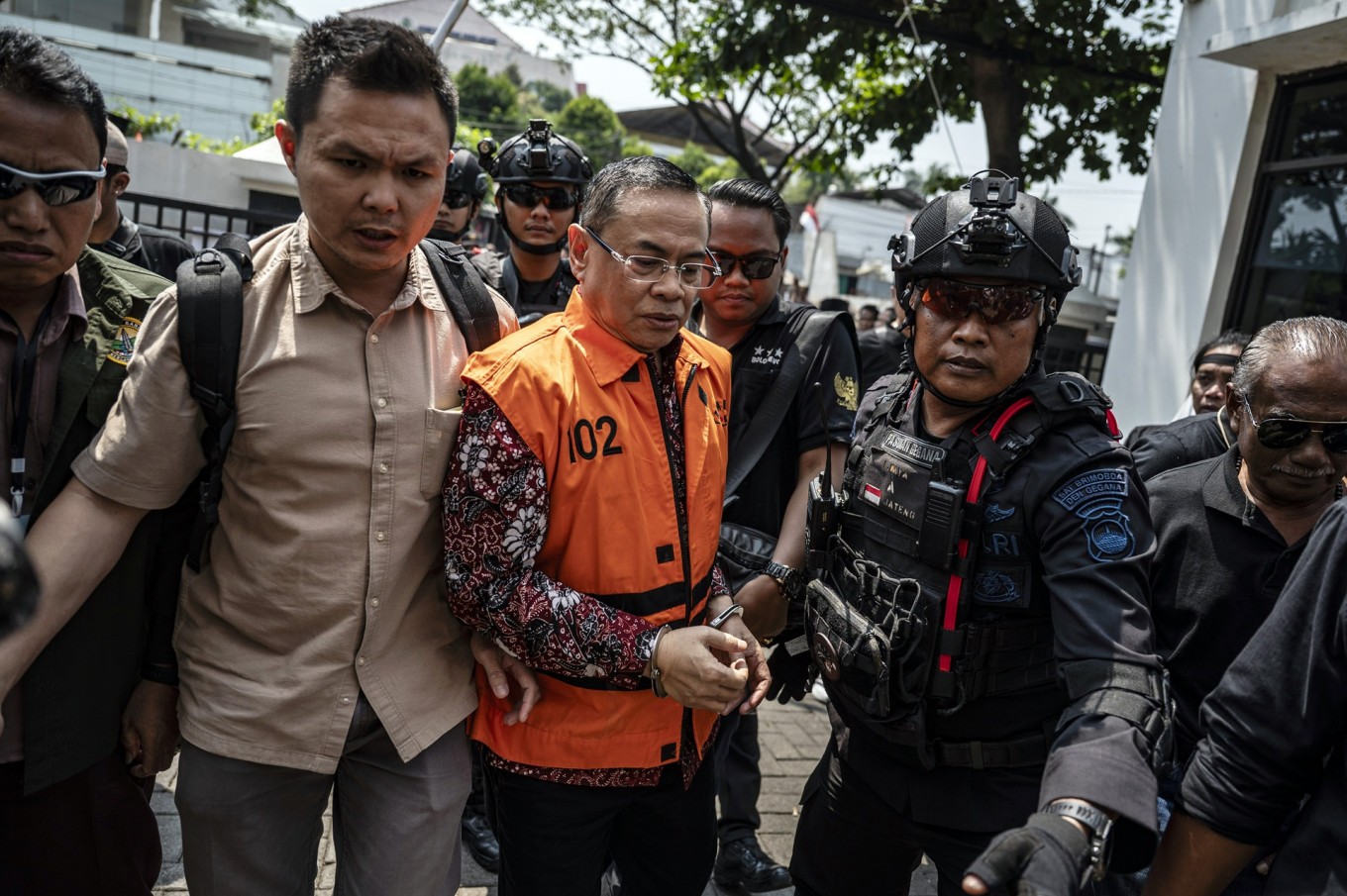 Suspended Pati regent (center) Sudewo is escorted by the police to a prisoner van on Aug. 10 after undergoing a corruption hearing at the Semarang Corruption Court in Semarang, Central Java. The Corruption Eradication Commission (KPK) suspects Sudewo of extorting candidates for village administration posts and accepting bribes pertaining to a 2022 railway project.