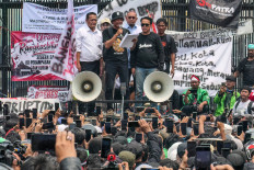Supriyono (center left, onstage), also known as &ldquo;Botok&rdquo;, an activist from Pati regency, Central Java, speaks during a demonstration outside the Senayan Legislative Complex in Central Jakarta on Aug. 27, 2026, urging lawmakers to immediately pass the asset forfeiture bill.