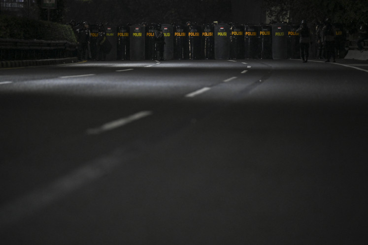 Police form a barricade on the Jakarta Inner-City Toll Road while securing a protest by the United Pati People&rsquo;s Alliance (AMPB) near the House of Representatives complex in Jakarta on Thursday (Aug. 27, 2026). The Jakarta Police deployed 4,274 personnel to secure the demonstration. 