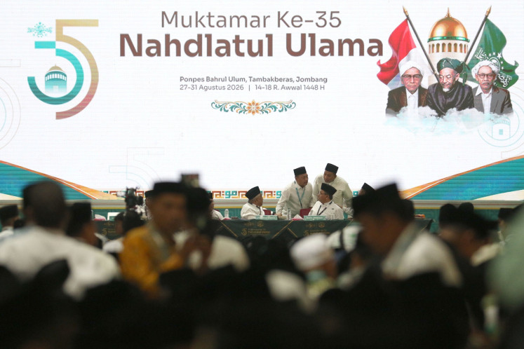Participants of the 35th Nahdlatul Ulama (NU) national congress (Muktamar) interrupt the first plenary session of the event on Friday at the Tambakberas 'pesantren' Islamic boarding school in Jombang, East Java. The plenary session was suspended because of a wave of interruptions from attending participants.
