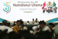 Participants of the 35th Nahdlatul Ulama (NU) national congress (Muktamar) interrupt the first plenary session of the event on Friday at the Tambakberas 'pesantren' Islamic boarding school in Jombang, East Java. The plenary session was suspended because of a wave of interruptions from attending participants.