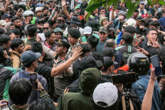 Police officers and protesters face each other during a demonstration urging lawmakers to immediately pass an asset forfeiture bill for corrupt officials outside the Senayan Legislative Complex in Central Jakarta on Aug. 27, 2026. 