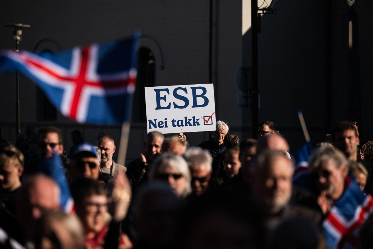 A supporter of the 'No' campaign displays a placard against the EU that reads 'EU &ndash; no thanks' during a rally against reopening Iceland's European Union accession negotiations in Reykjavik, Iceland, on Aug. 27, 2026, two days ahead of a national referendum. Icelanders will vote on Aug. 29 on whether the country should resume EU accession negotiations, which were suspended in 2013.