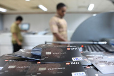 Cashless economy: State-owned bank BNI employees print credit cards on Aug. 10, 2012, at the lender&rsquo;s Card Business Division in Jakarta. Bank Indonesia (BI) has cut the interest rate for credit cards from a maximum of 2 percent to 1.75 percent per month, effective on Thursday. 