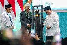 President Prabowo Subianto (right) closes the 35th Nahdlatul Ulama (NU) congress on Aug. 31as newly elected supreme leader Miftahul Akhyar (center) and newly elected chairman Abdul Hakim Mahfudz, also known as Gus Kikin, look on at Bahrul Ulum Islamic boarding school in Jombang, East Java.