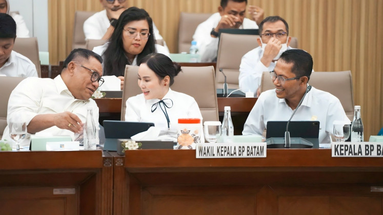 BP Batam head Amsakar Achmad (right) and BP Batam deputy head Claudia Chandra (center) attended a hearing on Aug. 31 with Commission VI of the House of Representatives in Central Jakarta in Jakarta. (Images courtesy of BP Batam