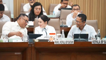 BP Batam head Amsakar Achmad (right) and BP Batam deputy head Claudia Chandra (center) attended a hearing on Aug. 31 with Commission VI of the House of Representatives in Central Jakarta in Jakarta. (Images courtesy of BP Batam