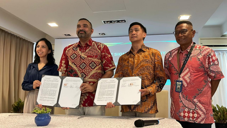 Hemrish Group chairman and PT Sukha Swarna Mahkota president N. Raaj Selvarajan (second left) and PT Pantai Indah Yudistira Sakul general manager (second right) hold agreement documents while being flanked by Sukha's director Laxmi Louelin Topandasani (left) and Bintan Resorts chief operating officer Abdul Wahab during an agreement signing ceremony at Pantai Indah in Lagoi, Bintan Island, Riau Islands on Aug. 28, 2026. Sukha and Pantai Indah have agreed to open a luxury retirement estate at the resort estate in December.
