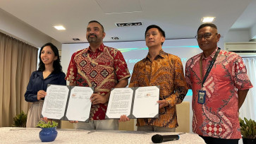 Hemrish Group chairman and PT Sukha Swarna Mahkota president N. Raaj Selvarajan (second left) and PT Pantai Indah Yudistira Sakul general manager (second right) hold agreement documents while being flanked by Sukha's director Laxmi Louelin Topandasani (left) and Bintan Resorts chief operating officer Abdul Wahab during an agreement signing ceremony at Pantai Indah in Lagoi, Bintan Island, Riau Islands on Aug. 28, 2026. Sukha and Pantai Indah have agreed to open a luxury retirement estate at the resort estate in December.