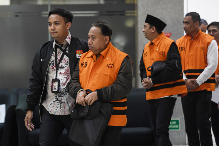 Jenderal Soedirman University (Unsoed) rector Akhmad Sodiq (second left) walks toward a detention vehicle on Aug. 22 after undergoing questioning at the Corruption Eradication Commission (KPK) headquarters in Jakarta. The KPK detained six suspects following a sting operation on Aug. 20, including Sodiq, vice rector for student affairs Norman Arie Prayogo, academic affairs head Eko Sumanto, private-sector individuals Dian Mulia Wardhana and Adi Wiharto, and Sodiq&rsquo;s nephew Mulyono. The agency also seized Rp 650 million (US$37,000) in cash and Rp 99 million in bank funds allegedly linked to corruption in the university&rsquo;s 2025-2026 student admissions. 