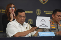 Jakarta Police general crimes director Sr. Comr. Iman Imanuddin (left) and spokesperson Sr. Comr. Budi Hermanto (right) shows face sketches of alleged perpetrators of unrest that led to the killing of 60-year-old mirror vendor Bambang Setiyawan in Pejompongan during a press briefing at the Jakarta Police headquarters in South Jakarta on Sept. 2, 2026. The police also named 47 suspects allegedly involved in the damaging of public facilities and other violent acts during the unrest.