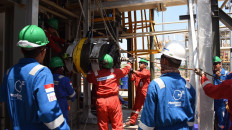 Technicians install a component at a gas pressure reduction station in East Java belonging to Ophir Indonesia (Sampang) Pty. Ltd., in this undated file photo. The London-listed energy company was acquired in May 2019 by PT Medco Energi Internasional. 