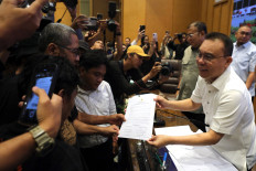 House of Representatives Deputy Speaker Sufmi Dasco Ahmad (right) of the Gerindra Party shows a copy of the legislature's commitment letter to pass the asset forfeiture bill to representatives of the United Pati People's Alliance (AMPB) on Aug. 27 at the Senayan Legislative Complex in Central Jakarta. The AMPB staged a protest in front of the legislative complex to demand the passage of the long-awaited asset forfeiture bill and harsher punishment for corrupt officials.
