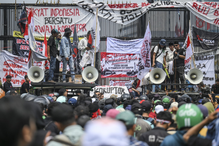 Rallygoers, led by members of the United Pati People's Alliance (AMPB), stage a protest on Aug. 27 in front of the Senayan legislative complex in Central Jakarta. They demand the passage of the long-awaited asset forfeiture bill and harsher punishment for corrupt officials.