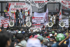 Rallygoers, led by members of the United Pati People's Alliance (AMPB), stage a protest on Aug. 27 in front of the Senayan legislative complex in Central Jakarta. They demand the passage of the long-awaited asset forfeiture bill and harsher punishment for corrupt officials.