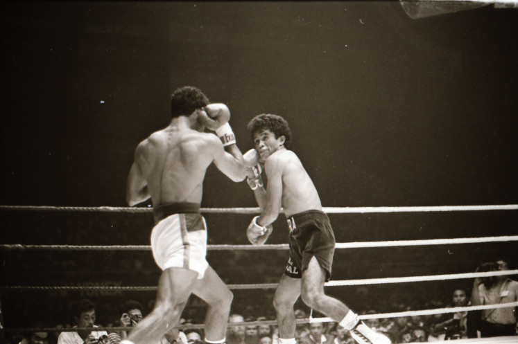 The archive photo from The Jakarta Post captures Elly in action against Dominican boxer Cesar Polanco, who took the IBF title from him on Feb. 15, 1986, though Elly would reclaim the title in a rematch less than five months later on July 5.