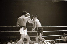 The archive photo from The Jakarta Post captures Elly in action against Dominican boxer Cesar Polanco, who took the IBF title from him on Feb. 15, 1986, though Elly would reclaim the title in a rematch less than five months later on July 5.