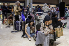 Stranded passengers wait to request refunds after scheduled flights were canceled following the eruption of Mount Anak Krakatau at Soekarno-Hatta airport in Tangerang on September 6, 2026. T