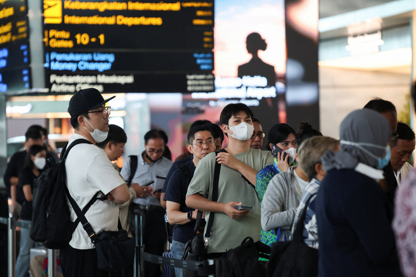 Stranded passengers queue at a customer service area at Soekarno-Hatta International Airport after the airport closed its operations due to the eruption of Mount Anak Krakatau, in Tangerang, near Jakarta,&nbsp;Indonesia, September 7, 2026. 