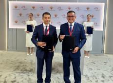 PT Pupuk Indonesia (Persero) president director Rahmad Pribadi (right) and JSC Ruschem general director Davydov Eduard Malikovich pose for a photo op during a signing ceremony on Sept. 3, 2026, in Vladivostok, Russia. (Courtesy of Pupuk Indonesia)