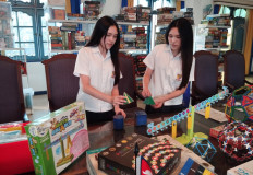 Learning by doing: Twin sisters Kimberly Georgia and Kathleen Victoria, 17, demonstrate their mathematics teaching approach on Aug. 26, 2026, in Jakarta. Their concrete, pictorial and abstract (CPA) approach uses hands-on materials and visual aids to make mathematics more engaging for children. 