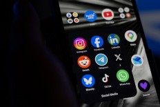 This photograph shows a set up smart-phone screen displaying the logo of main social media platforms including Instagram, Facebook, LinkedIn, Reddit, Telegram, X, Bluesky, Tiktok and Whatsapp in Saint-Mande, east of Paris, on April 29, 2026.