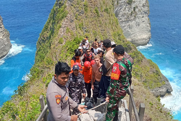 Rescuers help to evacuate the body of 29-year-old Australian tourist Brianna Lani Cronin after she fell from an 80-meter cliff at Kelingking Beach in Nusa Penida, Bali, on Sept. 12, 2026. Cronin was later found dead at the beach.