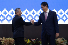Newly appointed Finance Minister Suahasil Nazara (left) shakes hands with outgoing finance minister Purbaya Yudhi Sadewa during a handover ceremony on Sept. 15 at the Finance Ministry in Jakarta. 