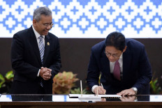Indonesia's newly appointed Finance Minister Suahasil Nazara reacts as outgoing Finance Minister Purbaya Yudhi Sadewa signs a document, during a handover ceremony at the Finance Ministry in Jakarta, September 15, 2026.
