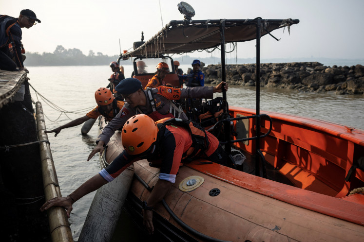 Rescuers board a rubber boat on Sept. 15 as search-and-rescue operations continue for missing journalists and boat crew members who lost contact while covering the eruption of Mount Anak Krakatau in the Sunda Strait last week, in Carita, Pandeglang regency, Banten.