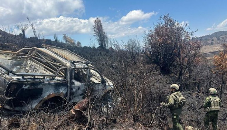 Officers of the Habema Joint Operations Command of the Indonesian Defense Forces (TNI) retrieve the body of a victim killed by Papuan separatists, on Wednesday near Lake Habema in Highland Papua.